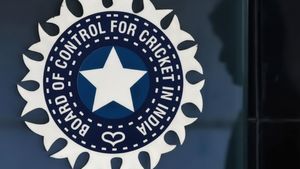 கூரையை பிச்சுகிட்டு கொட்டும் பணம்!! 5 வருஷத்துல ரூ. 6,000 கோடியை ரூ.20,000 கோடியாக மாற்றிய பிசிசிஐ!