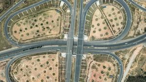 சென்னை - பெங்களூரு விரைவுச் சாலைக்கு மீண்டும் வந்த புதிய சிக்கல்..! 2026-க்கு தள்ளிப்போனது ஏன்..?