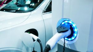 ஆடம்பர எலக்ட்ரிக் கார்களுக்கு ஜிஎஸ்டி உயர்வு.. இந்தியாவின் பசுமைப் பயணத்தை இது தடுக்குமா?