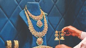 தங்கம் வாங்குவோருக்கு விழுந்த பேரிடி.. ஒரு கிராம் ரூ.10000-ஐ தொட்டது.. இன்று மட்டும் ரூ.1120 உயர்வு!