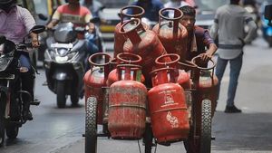 சமையல் எரிவாயு விலை குறைப்பு.. உணவகங்கள் மற்றும் டீ கடைகளுக்கு ஸ்வீட் நியூஸ்.!!