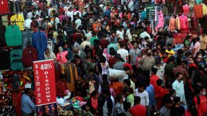 ஜிஎஸ்டி வரி குறைப்பு: ஷாப்பிங் பிளானை தள்ளி போட்ட மக்கள்!! குழப்பத்தில் விற்பனையாளர்கள்!!