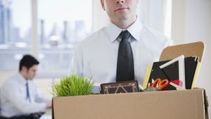 பாட்டிக்கு உடம்பு சரியில்ல.. ஊருக்கு போகணும்.. வார இறுதியில் வேலைக்கு வர மறுத்த ஊழியர் பணிநீக்கம்..!