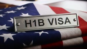ஐடி ஊழியர்களின் அமெரிக்க வேலைக்கு வேட்டு..? H-1B விசா ஸ்பான்சர்ஷிப்பை நிறுத்தம்..!!