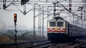 IRCTC: ஒரு மாதத்தில் 12 டிக்கெட்டுகளுக்கு மேல் முன்பதிவு செய்வது எப்படி? முழு விவரம்!