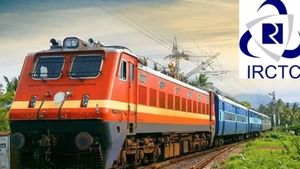 முடங்கியது IRCTC இணையதளம்.. பயணிகள் அவதி.. நகரங்களை ஸ்தம்பிக்க வைக்கும் தீபாவளிப் பயணம்..!!