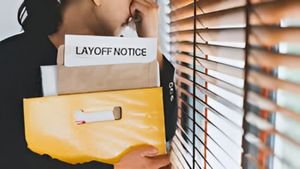 போன மாசம் பிரமோஷன், இந்த மாசம் லே ஆஃப்!! அதிகாலை 3 மணிக்கு வந்த SMSஆல் அதிர்ந்து போன ஊழியர்..!