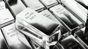 தங்கத்தை தாண்டி ஜொலிக்கும் வெள்ளி.. 70% ஏற்றத்திற்குப் பிறகு இன்னும் 20% உயருமாம்.!