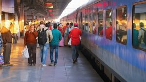 உங்க ரயில் டிக்கெட் வெயிட்டிங்லயே இருக்கா? IRCTCஇன் இந்த திட்டத்த பத்தி தெரிஞ்சா கவலையில்லை!!