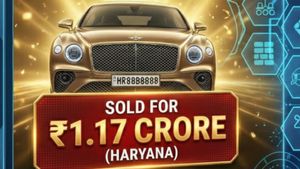 துபாய் போல் இந்தியாவும் மாறிவிட்டது.. ரூ.1.17 கோடிக்கு ஏலம் போன கார் நம்பர் பிளேட்..!