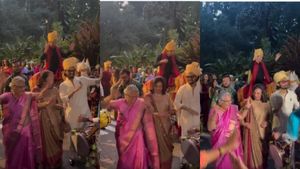 திருமண நிகழ்வில் நடனமாடிய  சுதா மூர்த்தி..! 75 வயதிலும் குறையாத எனர்ஜி..!!