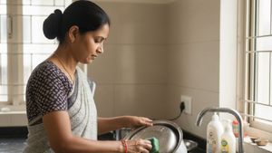 வீட்டு வேலை செய்வோருக்கு குறைந்தபட்ச சம்பளம்!! என்ன சொல்கிறது கர்நாடக அரசின் வீட்டு பணியாளர் மசோதா?