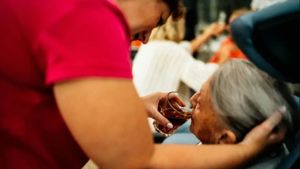 ரூ.1 கோடி சம்பளம், தனி விமானப் பயணம், ஸ்பெஷல் உணவு.. குழந்தை காப்பாளருக்கு அடித்த ஜாக்பாட்..!!