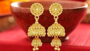 மாத தொடக்கத்திலேயே ஆட்டத்தை தொடங்கிய தங்கம்!! வரலாற்று உச்சத்தை நெருங்குவதால் மக்கள் அதிர்ச்சி!!