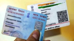 PAN- Aadhaar இணைப்பு: டிசம்பர் 31ஆம் தேதி வரை மட்டுமே கெடு!! போனிலேயே மேற்கொள்வது எப்படி?