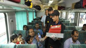 ரயில்களில் அநியாய விலைக்கு விற்கப்படும் உணவு பொருட்கள்..!! கடிவாளம் போட்ட IRCTC..!!