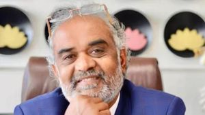 வெறும் 12 ரூபாயில் ஊரைவிட்டு வெளியேறி ரூ.12,000 கோடி மதிப்பிலான நிறுவனத்தை உருவாக்கிய Diamond Man!!