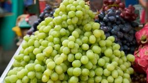 அடித்து பிடித்து திராட்சை வாங்கிய மக்கள்.. டிசம்பர் 31 இரவில் OUT OF STOCK..!!