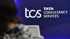 TCS பங்குகள் அசுர வீழ்ச்சி: பிப்ரவரியில் மட்டும் 14% காலி! இது பயமா அல்லது வாங்குவதற்கான சான்ஸா?