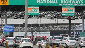 Toll Plaza-வில் புதிய மாற்றம்.. ஏப்ரல் 1 முதல் பணத்தை நீட்டினால் எதுவும் நடக்காது.. FASTag - UPI இனி பிரதானம்