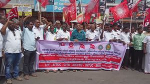 பொது வேலைநிறுத்தம்:தமிழக – கேரள எல்லையில் போக்குவரத்து பாதிப்பு,ரயில் மறியலில் ஈடுபட்டவர்கள் கைது