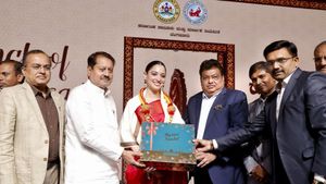 கர்நாடகா அரசியலில் புயலை கிளப்பிய தமன்னா..!! எல்லாம் மைசூர் சாண்டல் செய்யும் வேலை..!!