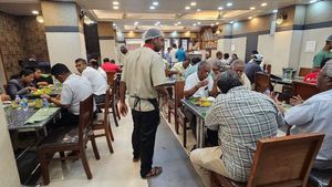 மக்களே இனி ஹோட்டல் பக்கமே போக முடியாது!! ஈரான் போரால் பிரியாணி முதல் பரோட்டா வரை விலை மாற போகுது!!