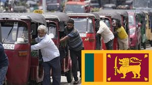 இலங்கையில் பெட்ரோல், டீசல் விலை உயர்வு.. வரிசை கட்டி நிற்கும் மக்கள்..!!