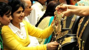 அட்சய திருதியை தங்கம் விற்பனை: மக்களே இத கவனிக்கலனா உங்க தலையில துண்டு!!