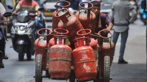 LPG கேஸ் சிலிண்டர் விலை மீண்டும் உயர்கிறதா? மே மாதத்தில் வரப் போகும் அதிரடி மாற்றங்கள்..!!