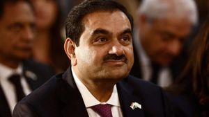 கௌதம் அதானிக்கு டிரம்ப் அரசு தந்த பரிசு!! இனிமே பணமா வந்து கொட்ட போகுது!!