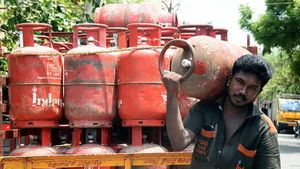 LPG கேஸ் சிலிண்டர் டெலிவரி : Indane, Hp, Bharat Gas வாடிக்கையாளர்களுக்கு எச்சரிக்கை..!!