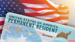 இந்தியர்களின் Green Card கனவுக்கு முற்றுப்புள்ளி? திடீரென விதிகளை மாற்றிய டிரம்ப் நிர்வாகம்!!