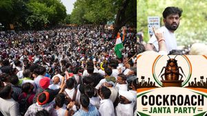 டெல்லியை அதிர வைத்த கரப்பான் பூச்சி கட்சி இளைஞர்கள்: ஜந்தர் மந்தரில் அபிஜித் தீப்கே பேசியது என்ன?