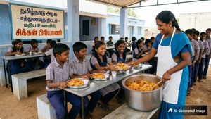 மதிய உணவு திட்டத்தில் சிக்கன் பிரியாணி!! அரசு பள்ளி மாணவர்களுக்கு குட் நியூஸ்..!!