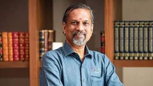 மத்திய அரசின் சலுகை பெறுவதால் தர்மேந்திர பிரதானுக்கு பாராட்டா? சர்ச்சைகளுக்கு Zoho ஸ்ரீதர் வேம்பு பதில்