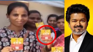  விஜய் கரூர் விசிட்.. காலையிலேயே கூட்டம் அலைமோதும் நிலை.. QR கோட் உடன் அடையாள அட்டை!