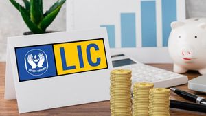 LIC பங்குகளை விற்று தள்ளும் மத்திய அரசு..!!  இந்த முறை ரூ.31,000 கோடி டார்கெட்..!!