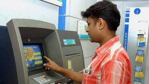 இனி பட்டனை தட்டினா ATM கார்டு கிடைக்கும்.. வங்கிக்கே செல்ல வேண்டாம்..!!