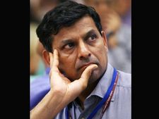 రూపాయి పతనం: రఘురామ్ రాజన్‌కు సవాల్