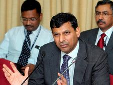 సంక్షోభం లేదు, ఐఎంఎఫ్ సాయం అక్కర్లేదు: రాజన్