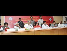 పెట్టుబడులు సిద్ధం: వివేక్, ప్యాకేజీ దెబ్బన్న టిఎఫ్(పిక్చర్స్)