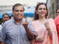 సుస్థిర ప్రభుత్వానికే ఓటు: ప్రముఖుల మాట