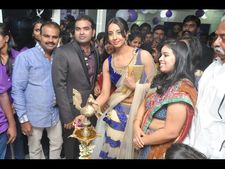  సెలూన్ ప్రారంభించిన నటి సంజన(పిక్చర్స్)