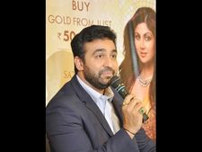 గోల్డ్ కాయిన్స్ ఆవిష్కరించిన శిల్పాశెట్టి(పిక్చర్స్)