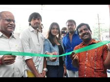 పోచంపల్లి మేళాలో నటి నేహా సందడి(పిక్చర్స్) 