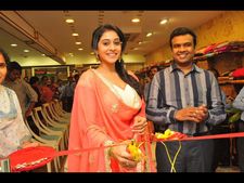  సింఘానియా స్టోర్‌లో నటి రెజీనా సందడి(పిక్చర్స్)