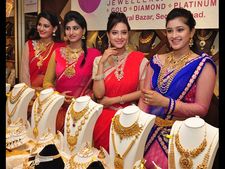 ఆభరణాలు ధరించి మెరిసిన సినీతారలు(పిక్చర్స్)