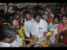 నటి నందిత చేతుల మీదుగా 