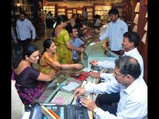 మెరిసిన బంగారం, కోనుగోలుదార్లతో కిటకిట(ఫోటోలు) 